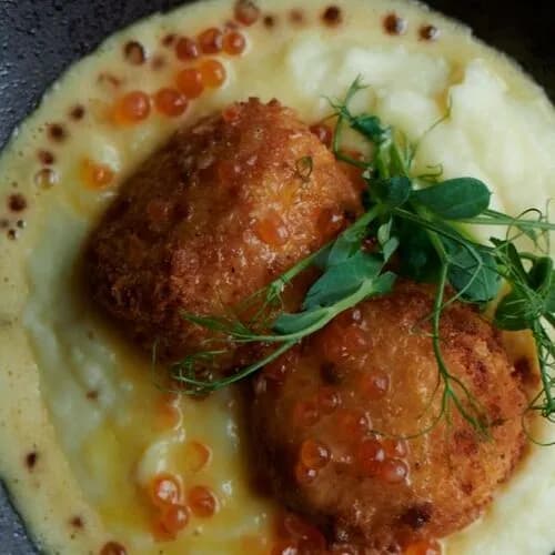 Крабкейк с картофельным пюре и икорным соусом