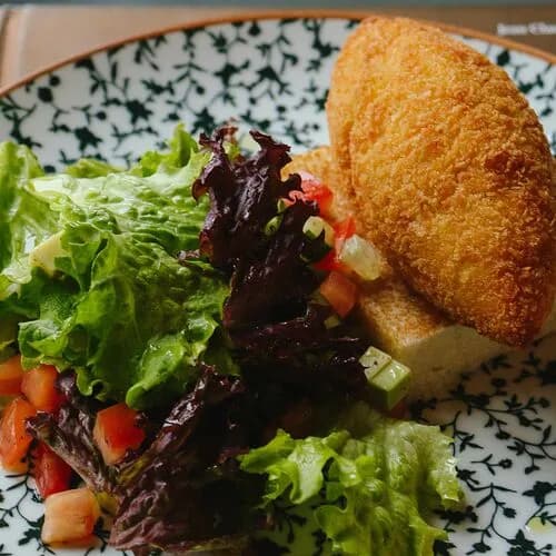 Котлета по-киевски с микс салатом