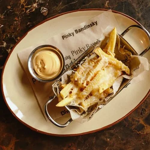 Фри с пармезаном и сырным соусом