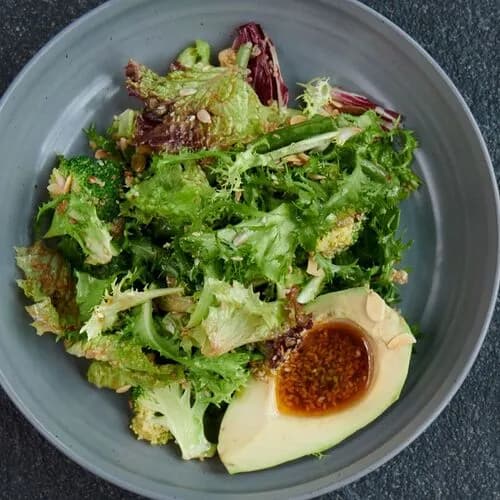 Большой зеленый салат с киноа и кисло-сладким соусом