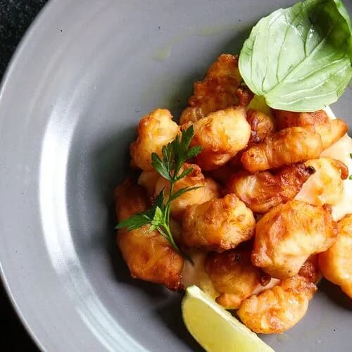 Попкорн из креветок с соусом кимчи и лаймом