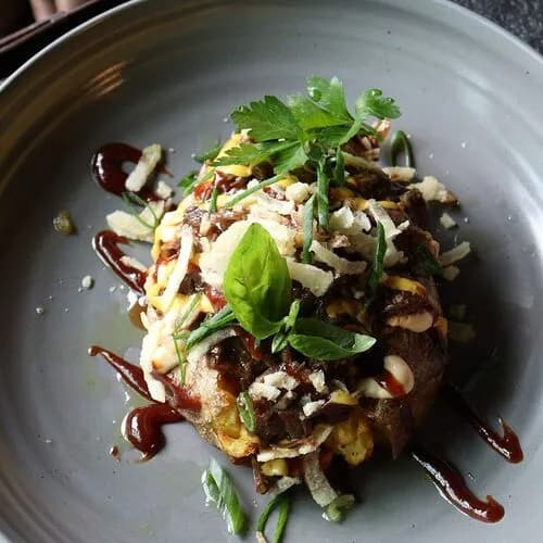 Крошка картошка со щекой, сырным соусом и хрустящим луком