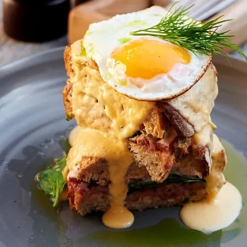 Крок-мадам с говядиной, томатами и сыром чеддер