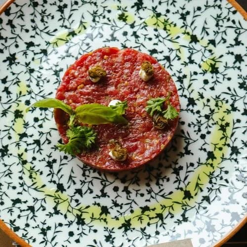 Большой тартар из говядины с трюфельным картофелем фри