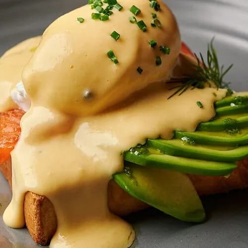 Бенедикт с форелью, авокадо и голландским соусом