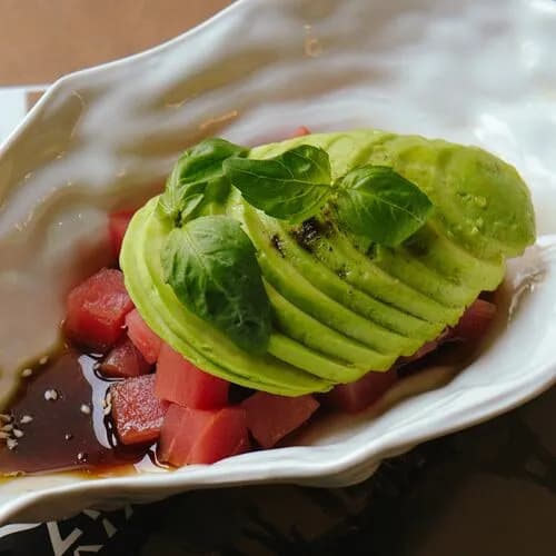 Тартар из тунца с авокадо и кунжутной заправкой