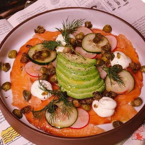 Форель с авокадо, каперсами и сливочным сыром