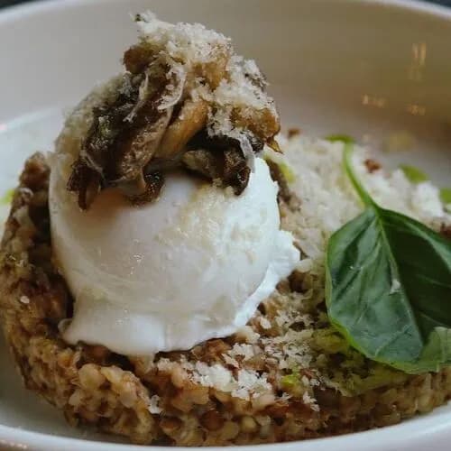 Греча с пармезаном, белыми грибами и яйцом пашот