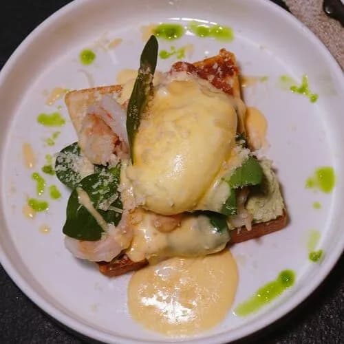 Бенедикт с креветками, лососем и гуакамоле