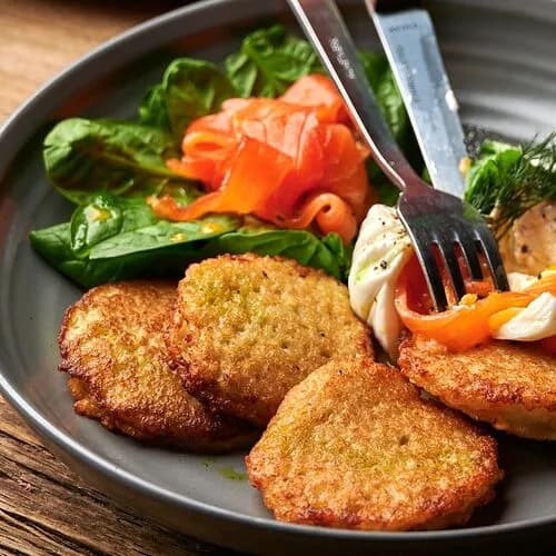 Драники с лососем, сливочным кремом и яйцом пашот