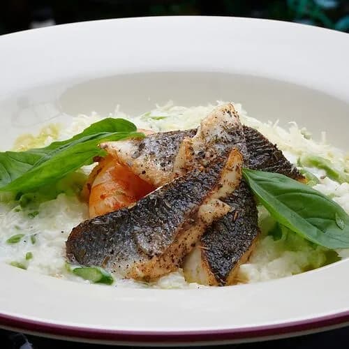 Ризотто с сибасом, креветками и спаржей