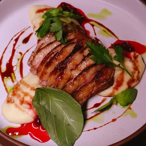 Утиная грудка с кремом из сельдерея и винной карамелью