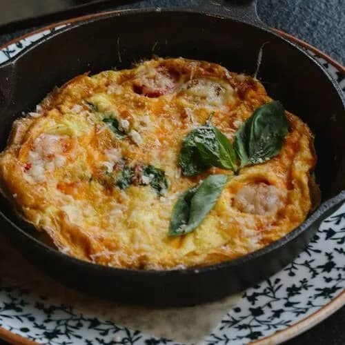 Омлет с томатами и сыром чеддер