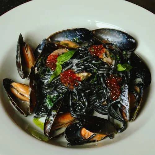 Паста неро с мидиями, красной икрой и голубым сыром