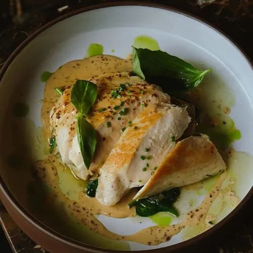 Куриная грудка со шпинатом, артишоками и ореховым соусом