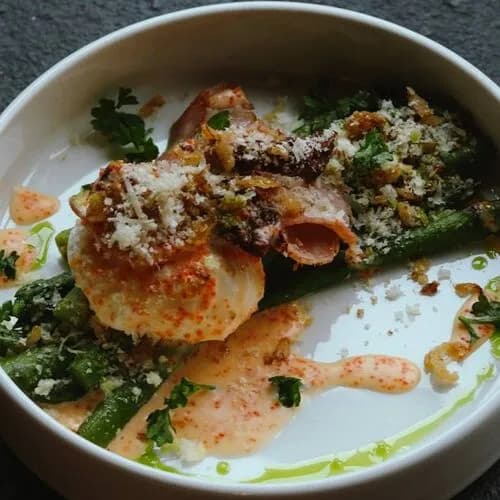 Спаржа с беконом, яйцом пашот и икорным соусом