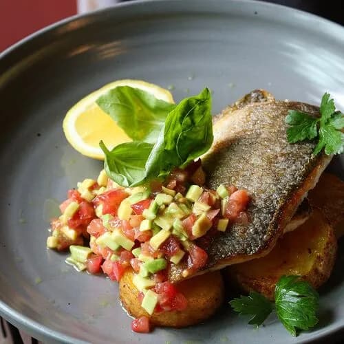 Сибас с печёным картофелем и сальсой