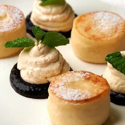 Сырники с ореховым кремом и черникой