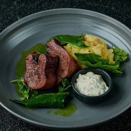 Говяжий язык с мятым картофелем и соусом тар-тар