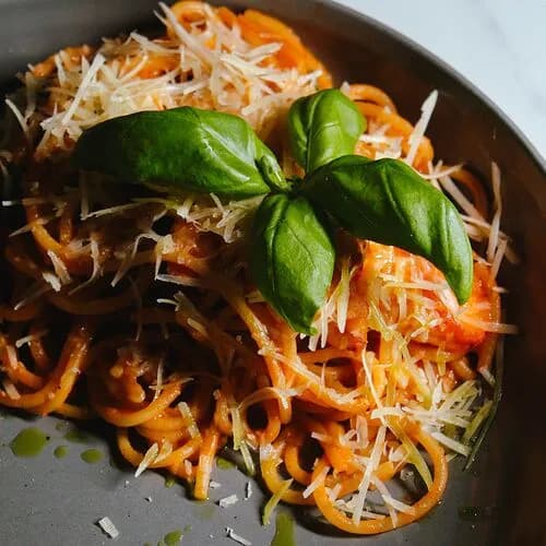 Спагетти с креветками в сливочно-томатном соусе