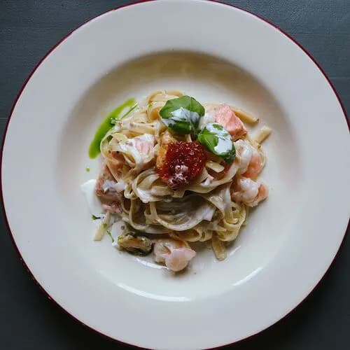 Паста с морепродуктами в сливочно-горчичном соусе