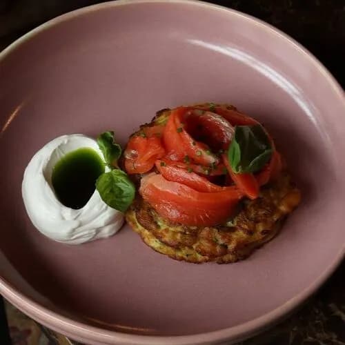 Овощные оладьи с лососем и подвесной сметаной