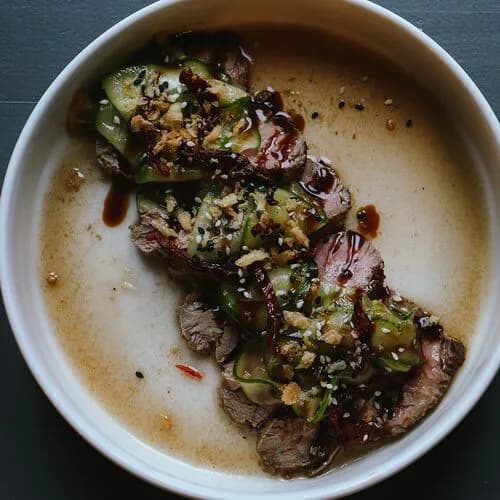 Татаки из говядины с битым огурцом и кунжутной заправкой
