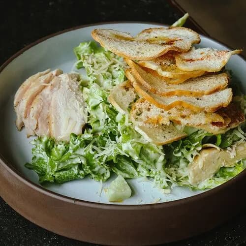 А-ля Цезарь с цыплёнком и артишоком