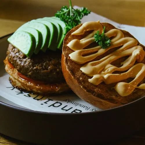 Organic бургер с авокадо и сырным соусом