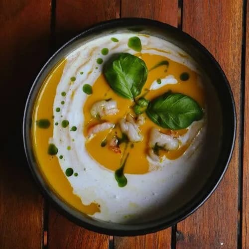 Крем-суп из тыквы с обжареными креветками