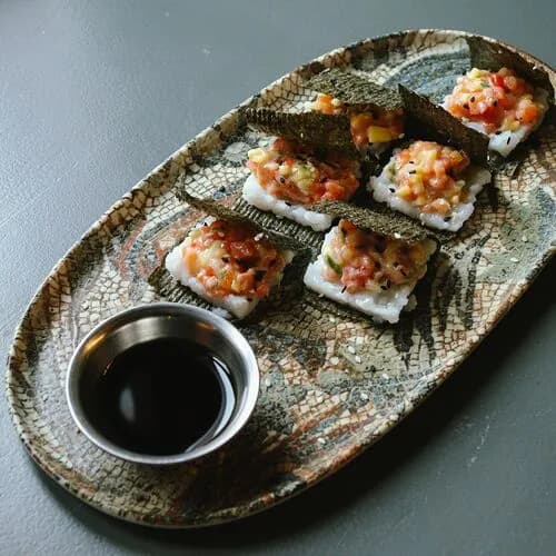 Хэнд роллы с лососем и манго