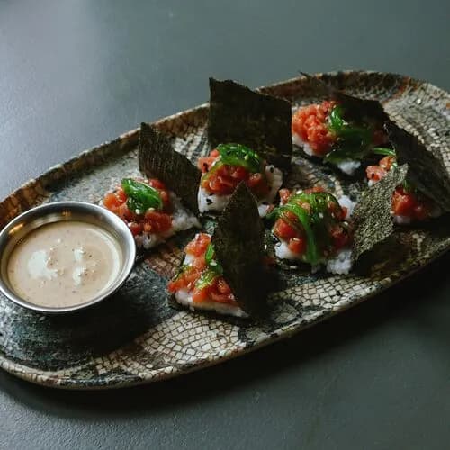 Хэнд роллы с тунцом и чука салатом