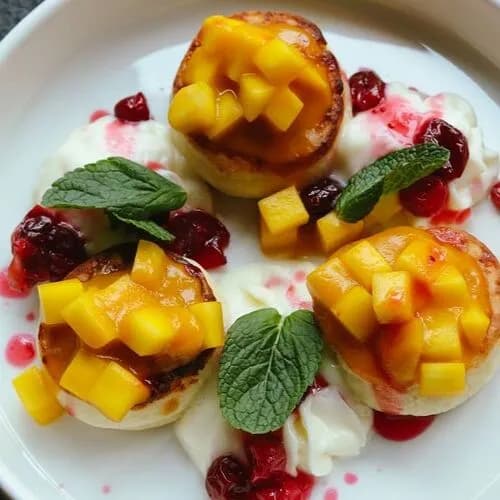 Сырники с манго и ванильным кремом