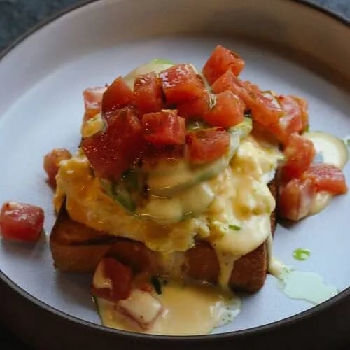 Тост с тартаром из тунца, скрэмблом и соусом морне