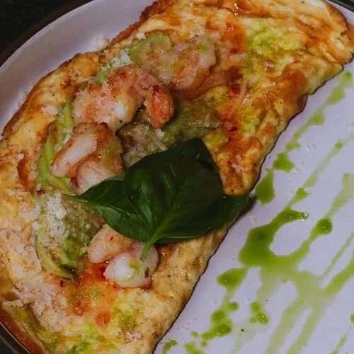 Омлет с авокадо, креветками и сладким чиили