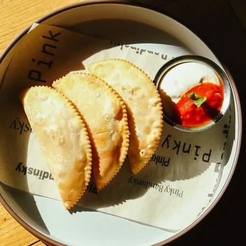 Мини-чебуреки с крабом, сметаной и домашней аджикой