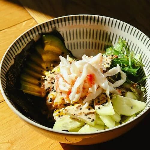 Поке с крабом, авокадо и манговым соусом