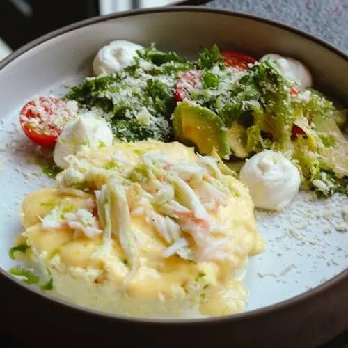 Скрэмбл с крабом, пармезаном и голландским соусом