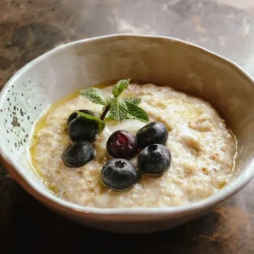 Овсяная каша с сезонной ягодой