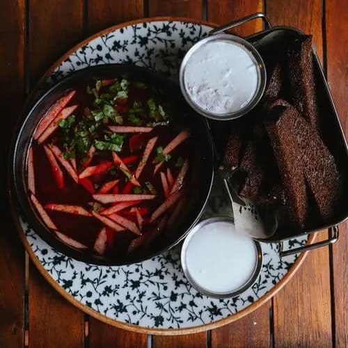 Борщ с бородинскими гренками и соусом дорблю