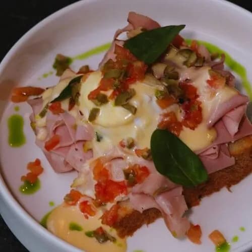 Бенедикт с мортаделлой, тартаром из оливок и томатов