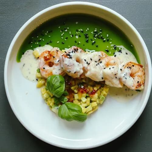 Креветки на гриле с тартаром из авокадо