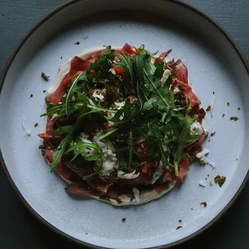 Ростбиф с крабом, соусом вителло и сыром терияки