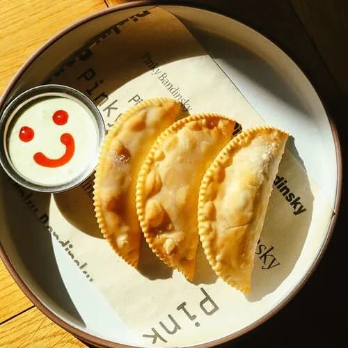 Мини-чебуреки с пикантной сметаной