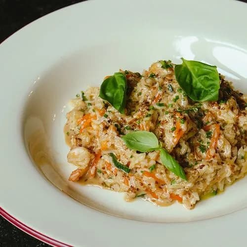 Жареный рис с креветками, овощами и кунжутным соусом