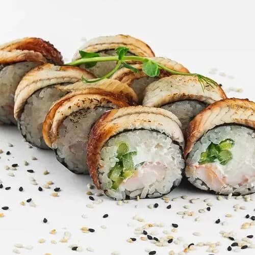 Опаленный ролл с угрем