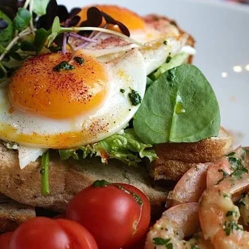 Глазунья на морковных тостах