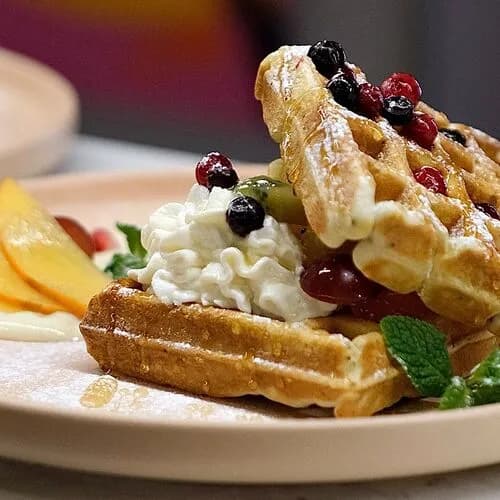 Вафля с семенами чиа и фруктами