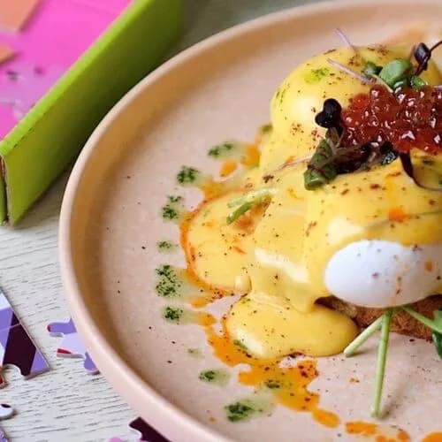 Бенедикт с форелью, домашним хлебом Бриошь и икрой