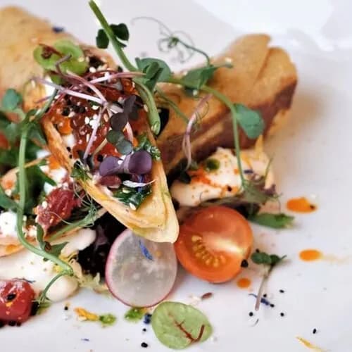 Блин с форелью, творожным сыром и икрой